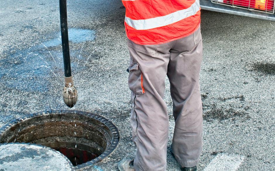 comment déboucher un wc avec une bouteille Levallois-Perret