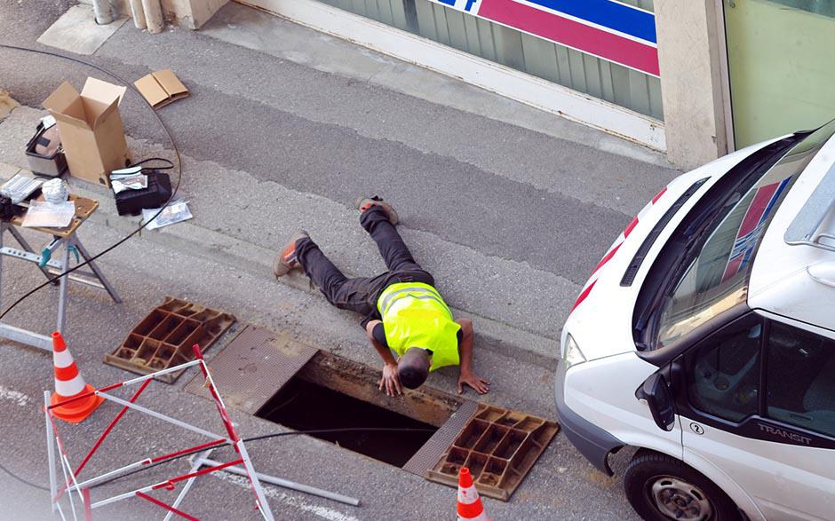 comment déboucher un wc avec une bouteille Levallois-Perret